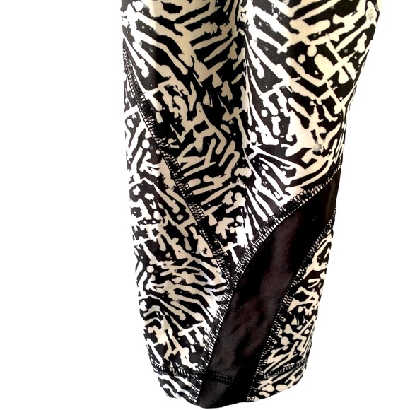 💕SALE💕 Lululemon Run: Inspire Crop II All Full-On Brushed Animal White / Black - Picture 6 of 7